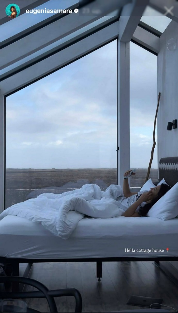 Η Ευγενία Σαμαρά ταξίδεψε στην Ισλανδία. Η φωτογραφία στο κρεβάτι με φόντο το «σεληνιακό» τοπίο