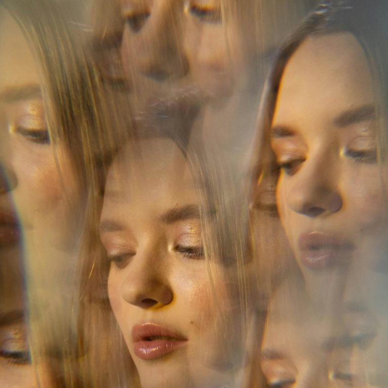 8 χαρακτηριστικά σημάδια που δείχνουν ότι μιλάς σε έναν ναρκισσιστή