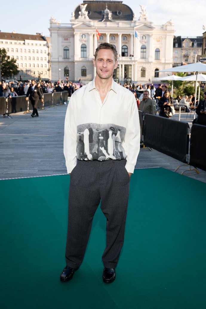 Έκανε coming out ως bisexual ο Alexander Skarsgård; Οι fans του έχουν ήδη πειστεί