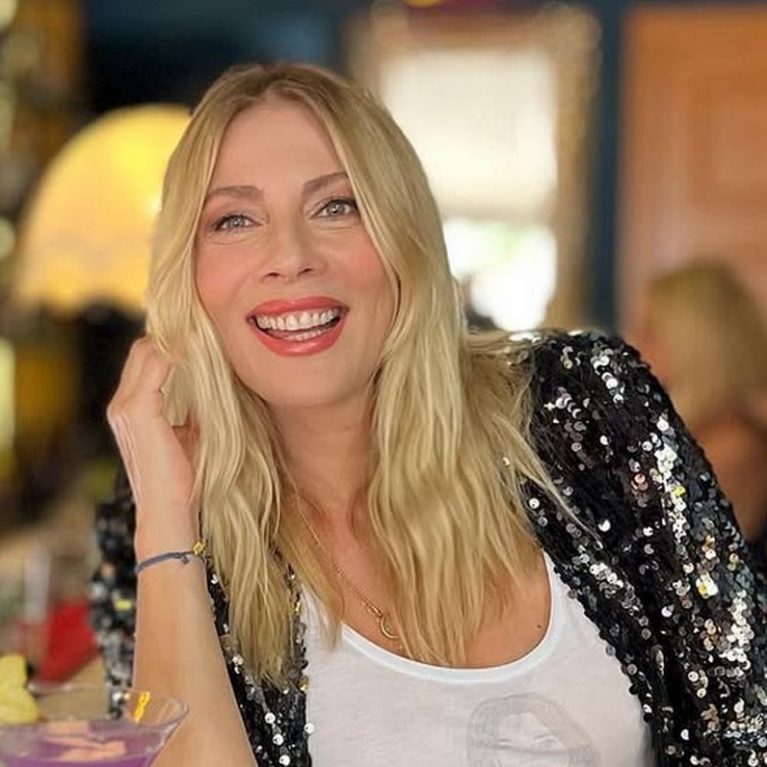 Η Σμαράγδα Καρύδη κάνει acro yoga και αποθεώνεται στο TikTok