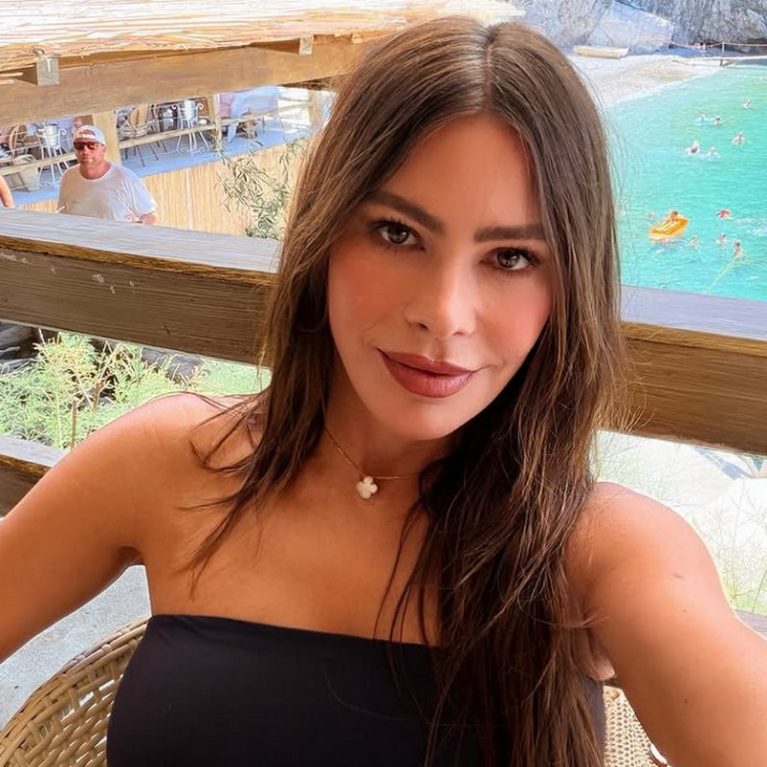 Sofia Vergara: Έκλεισε τα 54 και το γιόρτασε με 300 τούρτες και βόλτες με σκάφος στην Ιταλία