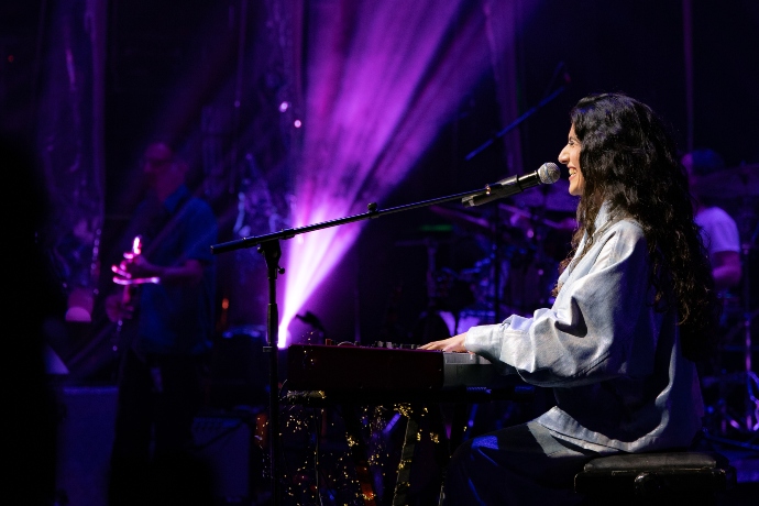 Πήγα στο τελευταίο live της Μαρίνας Σπανού για το 2025 και κατέληξε στο καλύτερο πάρτι