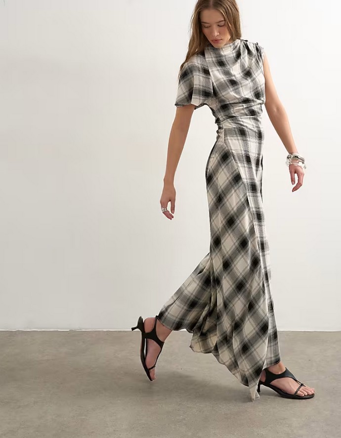 Φόρεμα με ασύμμετρο κόψιμο