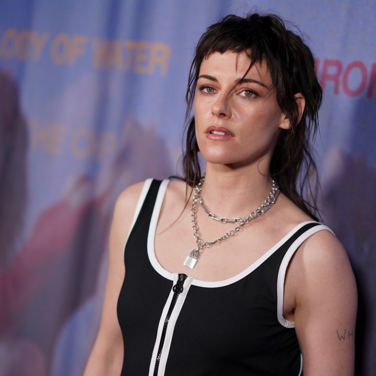 H Kristen Stewart με σουτιέν και outfit στο χρώμα της άνοιξης