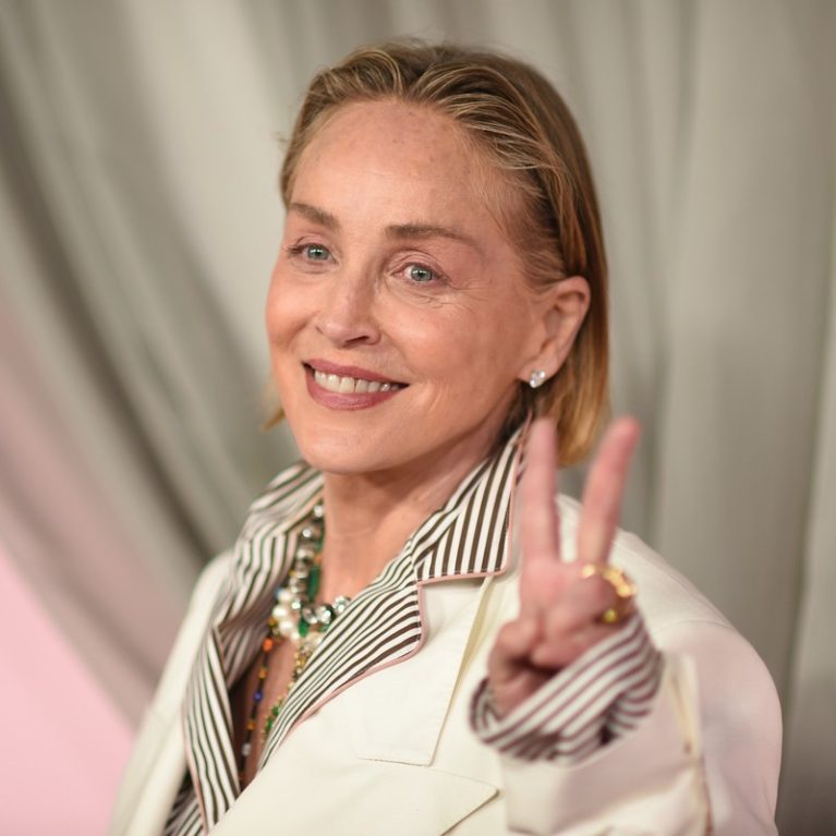 Sharon Stone: Ποζάρει με μαγιό και χωρίς ρετούς και αποθεώνεται για την αυθεντικότητά της