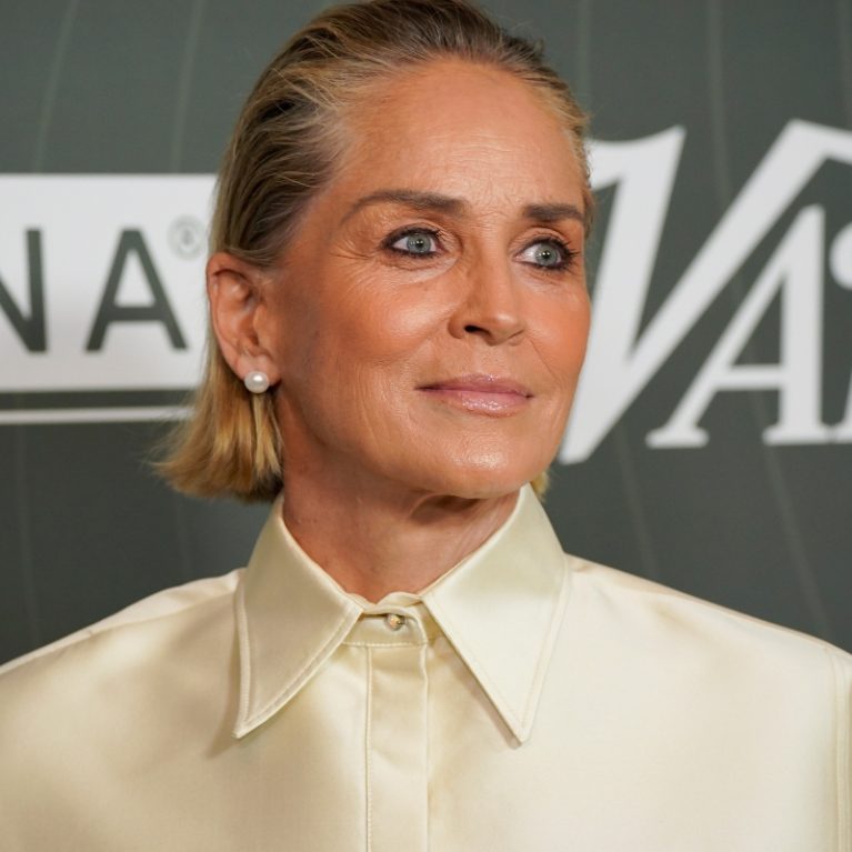 Sharon Stone: Αποθεώνει το αιδοίο μέσα από την τέχνη της. «Οι γυναίκες είναι οι θεές της δημιουργίας»