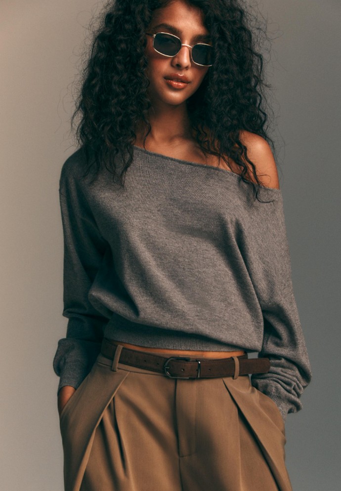 Πουλόβερ με ασύμμετρη λαιμόκοψη