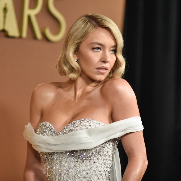 H Sydney Sweeney απαντά σε ανιχνευτή ψεύδους για το αν το στήθος της είναι αληθινό. Ειλικρινά, γιατί;