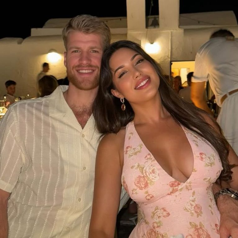 Thomas Walkup: Βόλτα στο κέντρο της Αθήνας μαζί με τη σύζυγό του