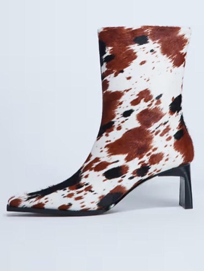 ψηλοτάκουνα δερμάτινα μποτάκια με cow print