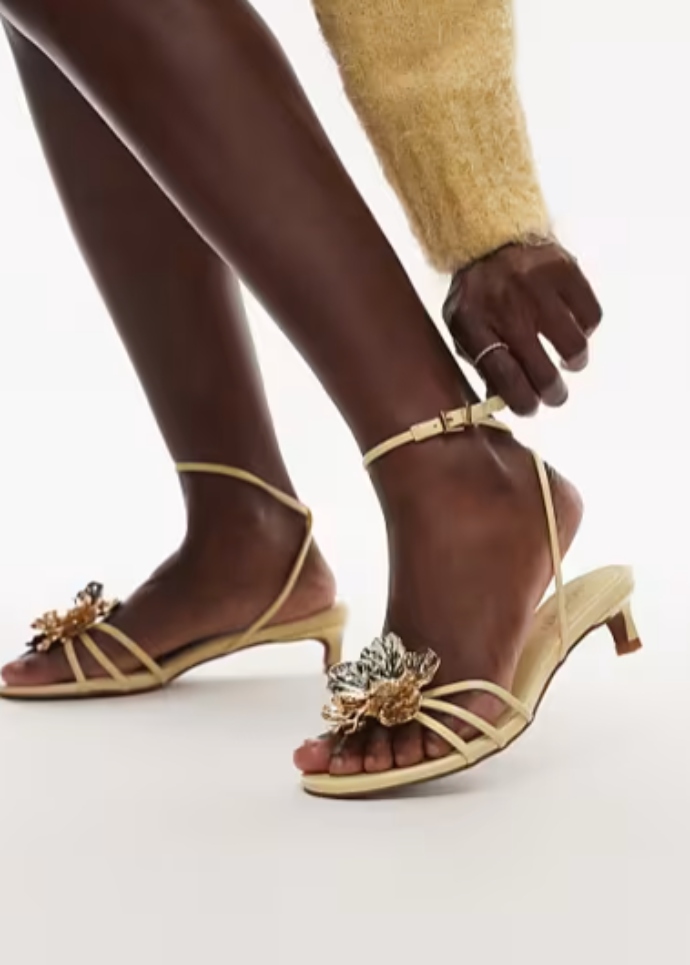 kitten heel πέδιλα με μεταλλικό λουλούδι