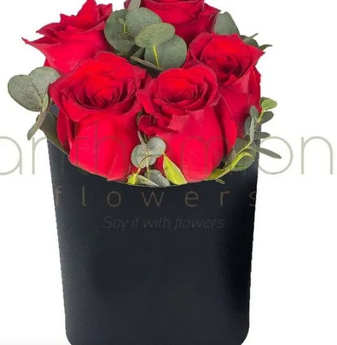 Μαύρο κουτί με κόκκινα τριαντάφυλλα