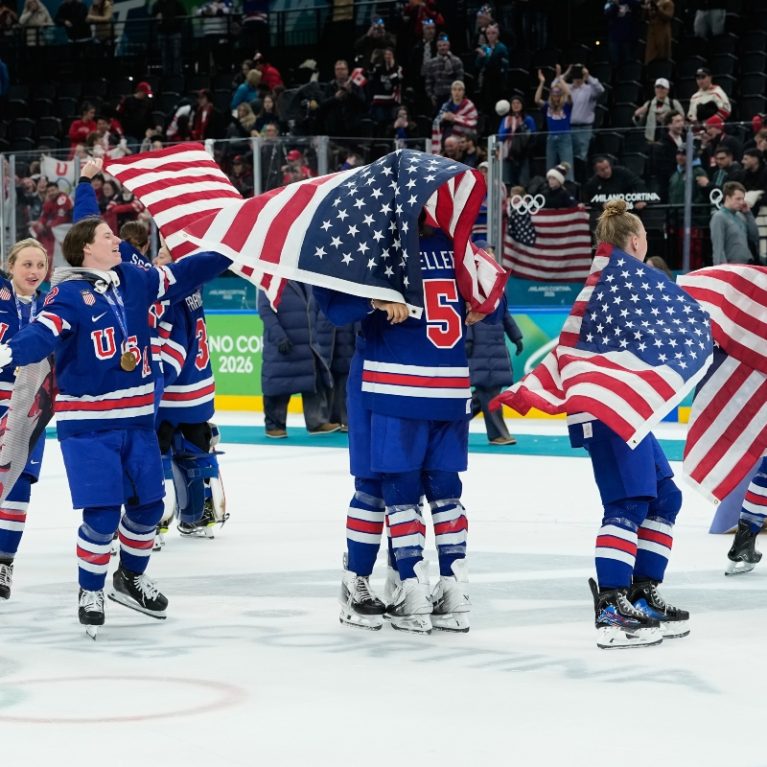 Οι ΗΠΑ κέρδισαν χρυσό στο χόκεϊ αντρών και γυναικών. Ο Trump συνεχάρη μόνο τους άντρες