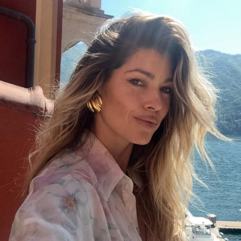 Η Βάσια Κωσταρά αναπολεί το καλοκαίρι με topless φωτογραφίες, κυκλαδίτικα τοπία και summer vibes