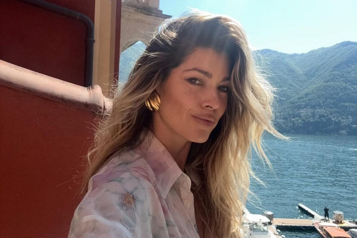 Η Βάσια Κωσταρά αναπολεί το καλοκαίρι με topless φωτογραφίες, κυκλαδίτικα τοπία και summer vibes