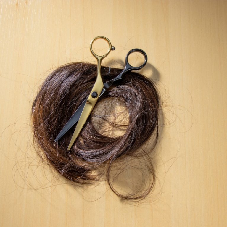 Κούρεψαν 16χρονη στη Θεσσαλονίκη επειδή ήταν «άτακτη». Μήπως ζούμε στο μυαλό του Πόπωτα;