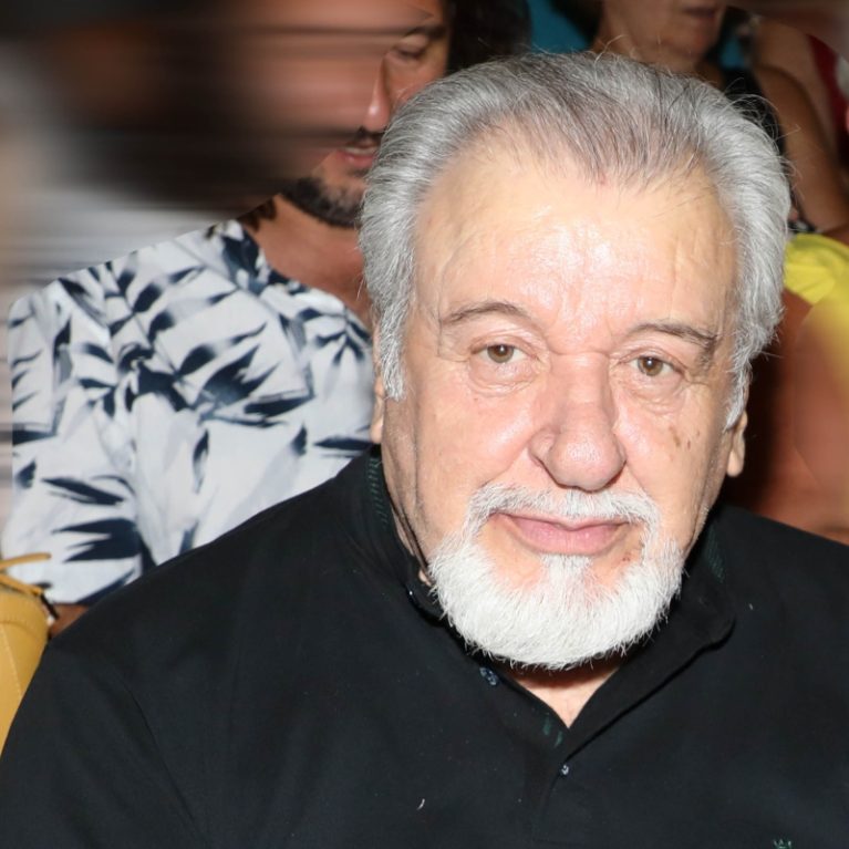 6 διάσημοι Έλληνες που έχουν δει τις φωτιές να καταστρέφουν τα σπίτια τους