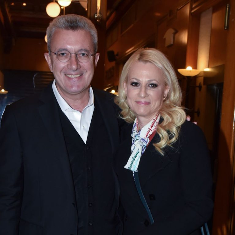 Ο Νίκος Χατζηνικολάου και η Κρίστυ Τσολακάκη περπατούν χέρι- χέρι και ναι, ο ρομαντισμός ζει ακόμα ανάμεσά μας