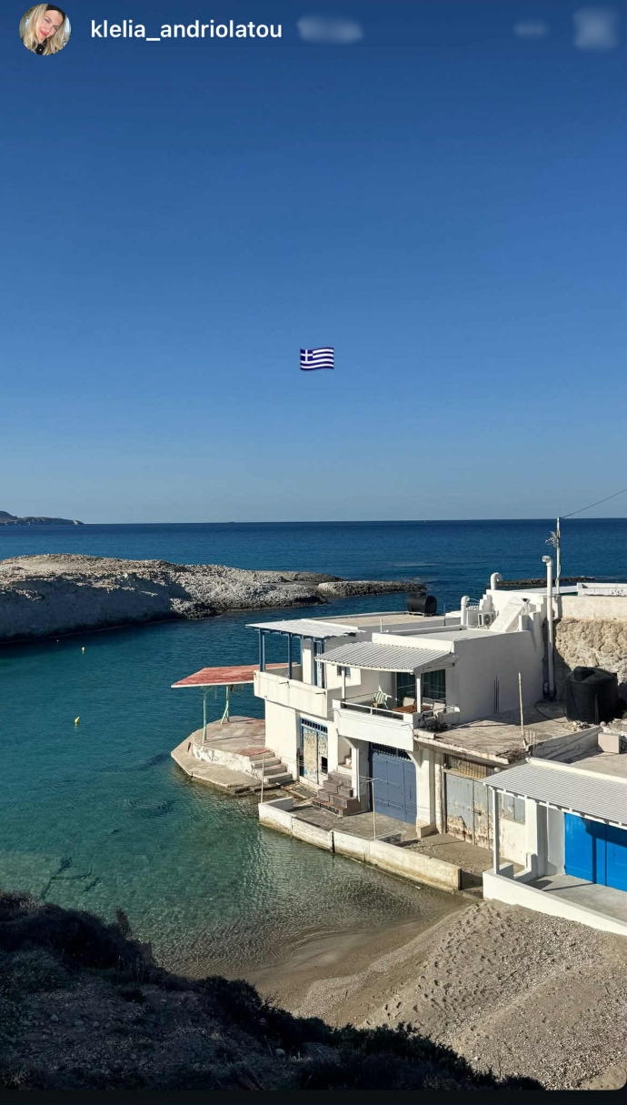 Κλέλια Ανδριολάτου: Κάνει χειμερινή βουτιά στα νερά της Μήλου