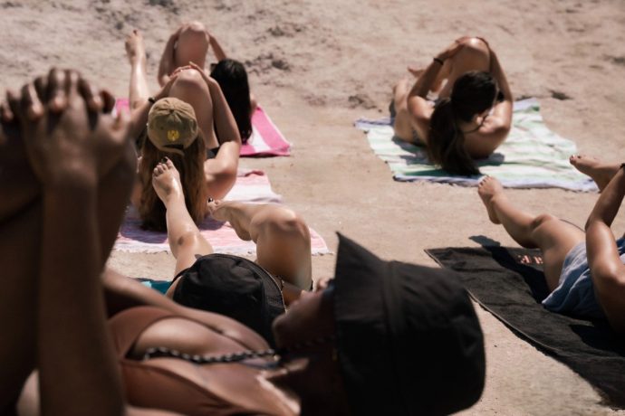 yoga γιόγκα παραλία καλοκαίρι