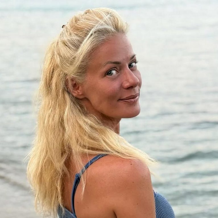 Η Ζέτα Μακρυπούλια φόρεσε μαγιό κι έκανε την πρώτη της βουτιά για φέτος. Summer mood on