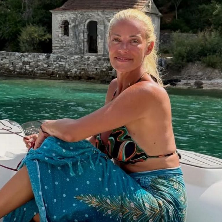 Ζέτα Μακρυπούλια: Φορά το μαγιό της και συνεχίζει τις βουτιές στην πισίνα. Ο Σεπτέμβριος όπως θα έπρεπε να είναι