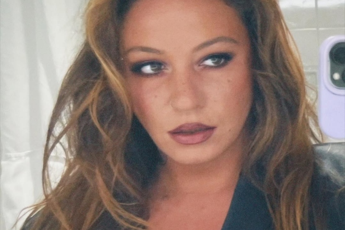 Η χορογράφος της FKA twigs και της Young Miko έμαθε χορό στα rave πάρτι της Αθήνας